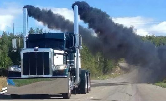 camion diesel rejetant une fumée noire épaisse à l’accélération