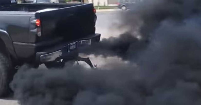 fumée noire diesel à l’accélération d’une voiture sur route