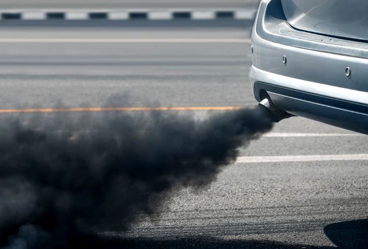 panache de fumée noire sortant de l’échappement d’un moteur diesel