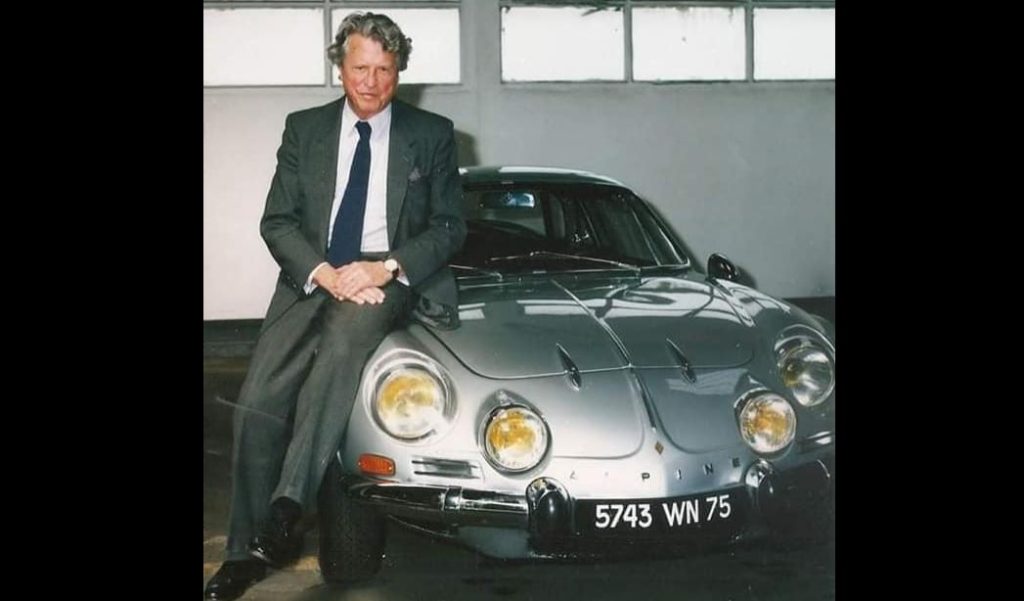 Jean Rédélé fondateur Alpine posé devant Alpine A110 grise