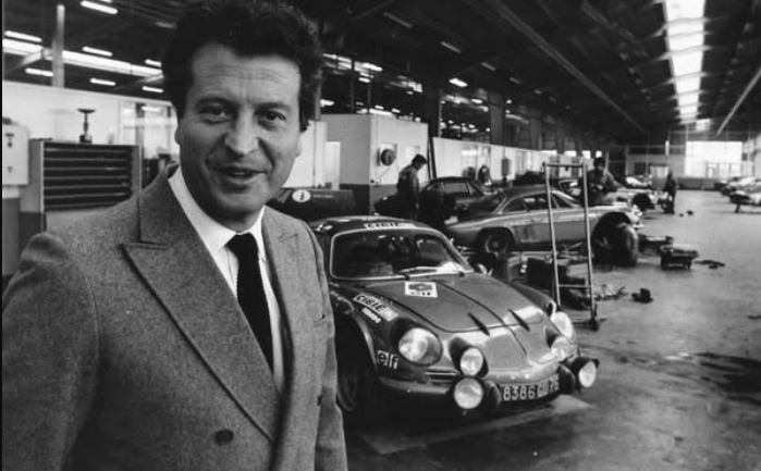 Jean Rédélé devant Alpine A110 dans atelier de Dieppe photo historique