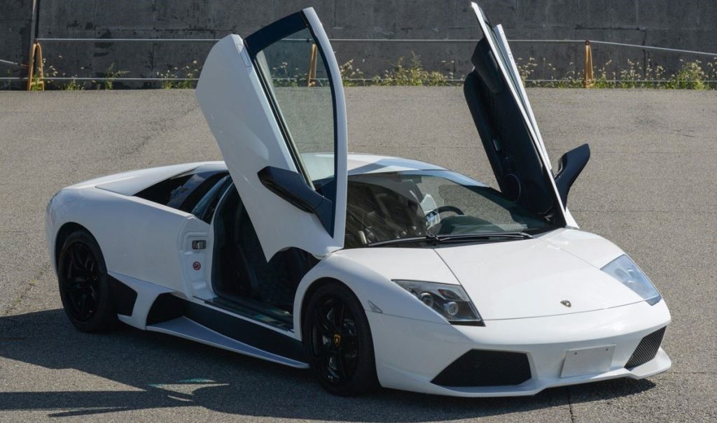Lamborghini Murciélago blanche avec portes en élytre, supercar du groupe Volkswagen