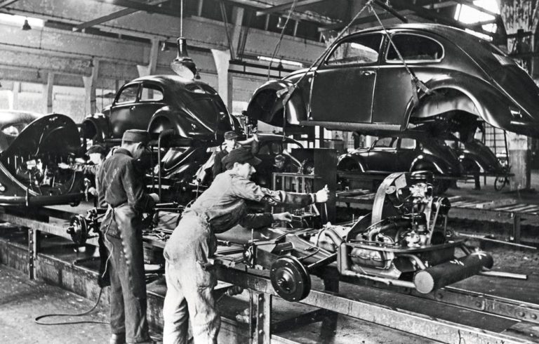 Chaîne de production Volkswagen à Wolfsburg en 1946 avec assemblage de Coccinelle