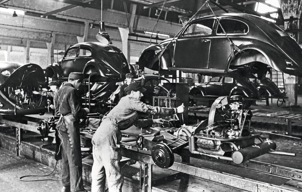 Chaîne de production Volkswagen à Wolfsburg en 1946 avec assemblage de Coccinelle