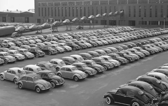Parc de Volkswagen Coccinelle devant l’usine de Bruxelles dans les années 1950