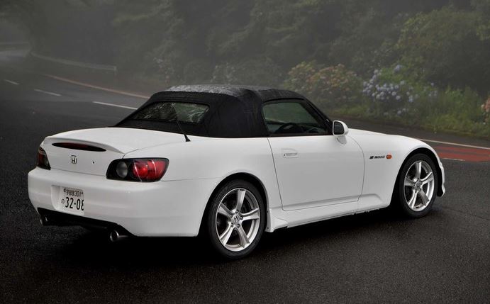 Honda S2000 vue arrière droite, ligne épurée et double sortie d’échappement