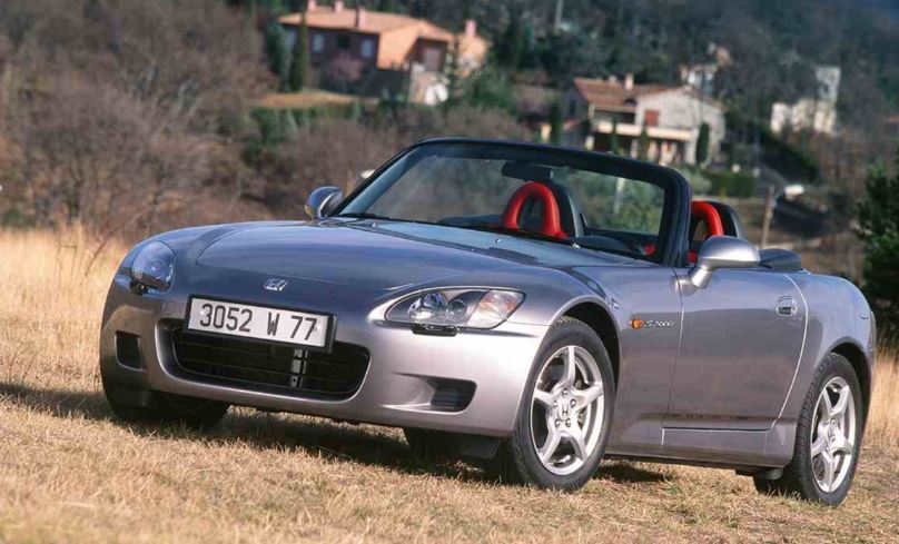 Honda S2000 vue avant gauche, design compact et proportions équilibrées