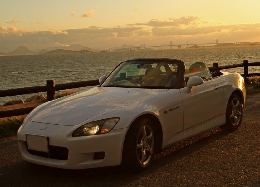Honda S2000 blanche cabriolet au coucher du soleil, roadster plaisir de conduite