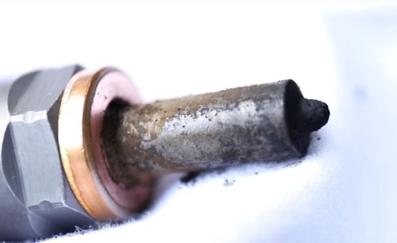 Détail de pointe d’injecteur encrassée avec dépôts de calamine