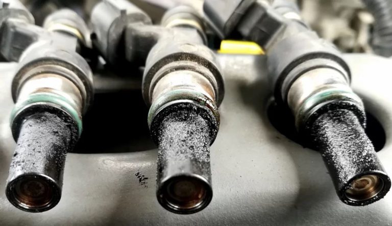 Injecteurs diesel encrassés avec pointes noires et dépôts visibles