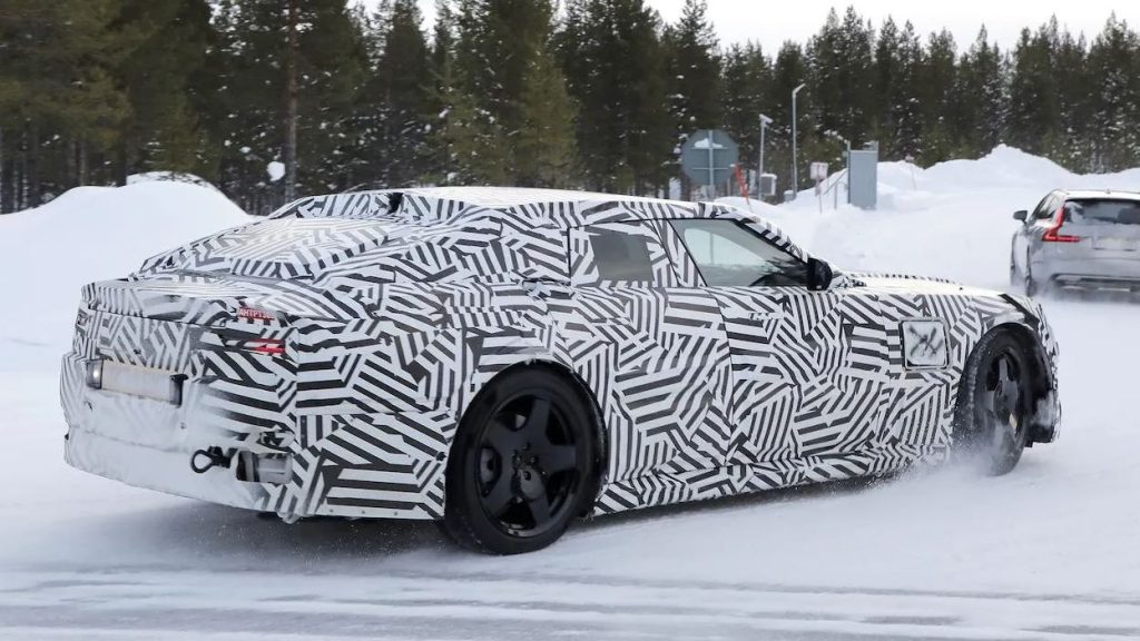 Jaguar électrique prototype camouflé en développement test sur neige