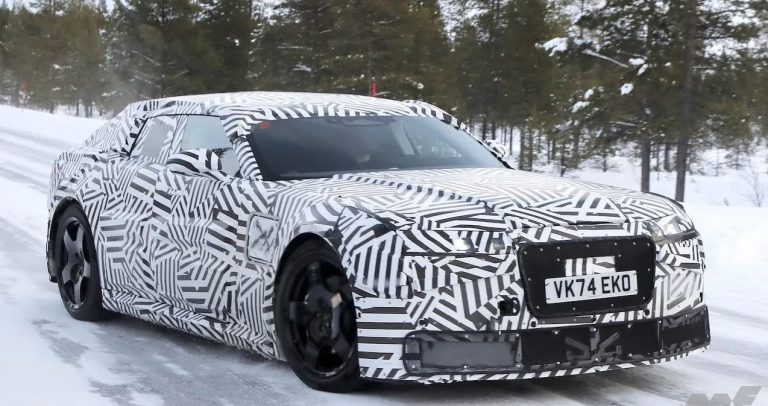 prototype Jaguar électrique GT Type 00 camouflé en test hivernal