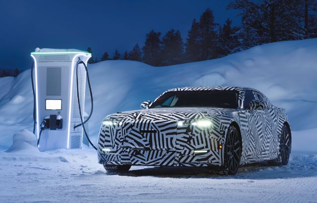 Jaguar GT électrique prototype en recharge architecture batterie nouvelle génération