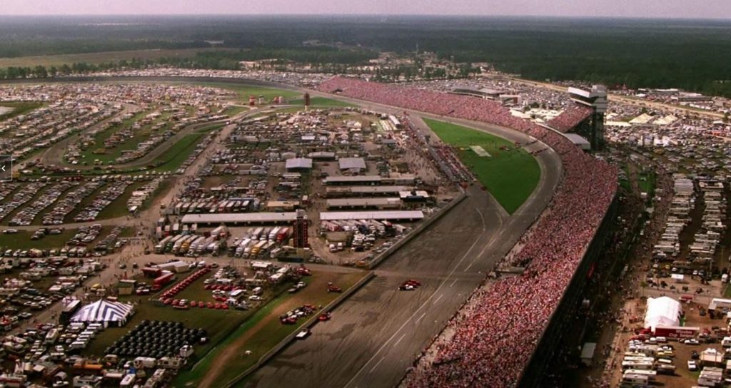 Vue aérienne d’un circuit NASCAR bondé dans le film Jour de tonnerre