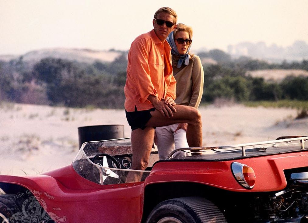 Steve McQueen dans un buggy dans L’Affaire Thomas Crown scène célèbre