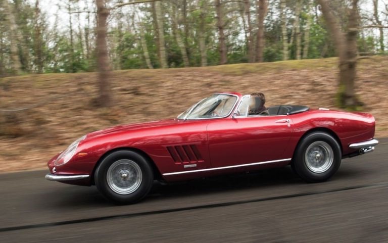 Ferrari 275 GTB/4 NART Spider roulante dans L’Affaire Thomas Crown