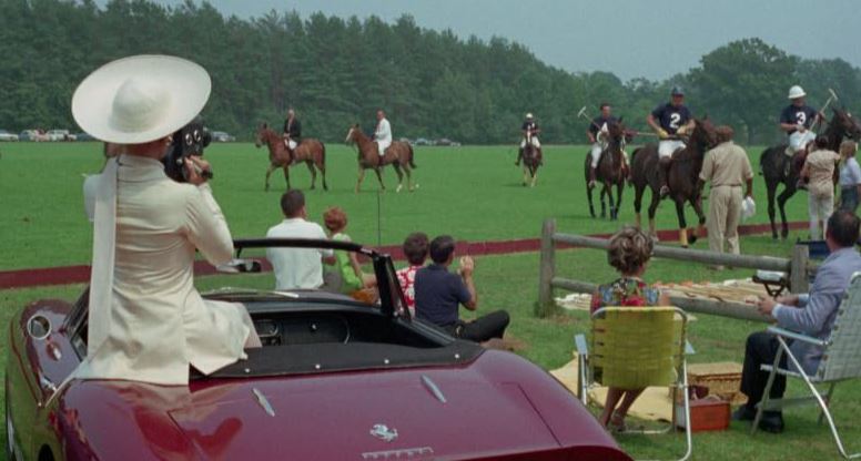 Ferrari 275 GTB/4 NART Spider au bord d’un terrain de polo dans le film