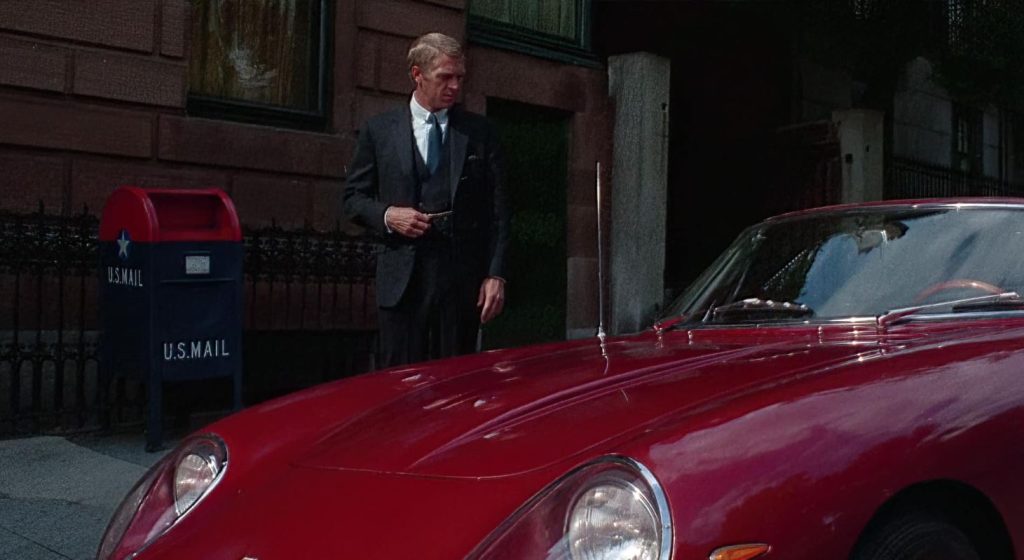 Steve McQueen devant une Ferrari 275 GTB/4 NART Spider dans le film