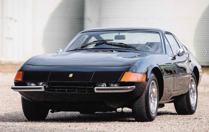 Ferrari 365 GTB/4 Daytona noire vue de face avec design long capot