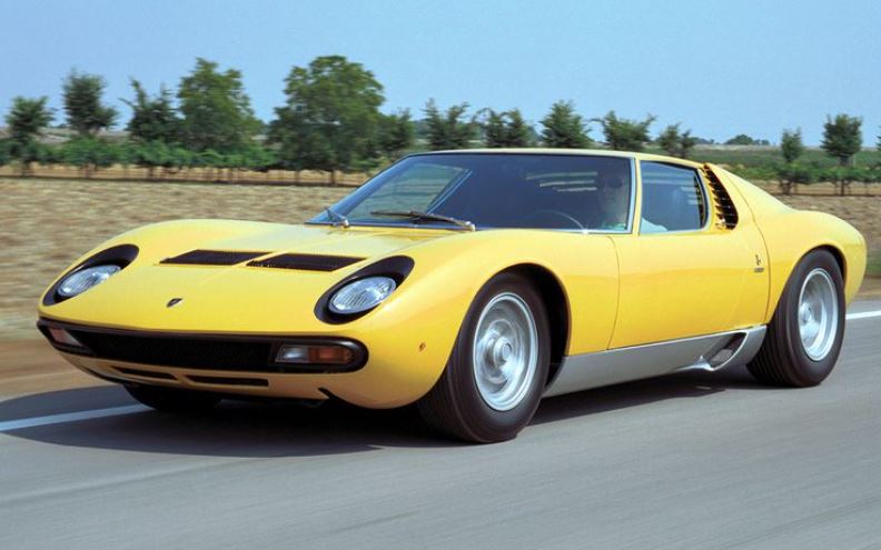 Lamborghini Miura jaune en mouvement illustrant son design révolutionnaire