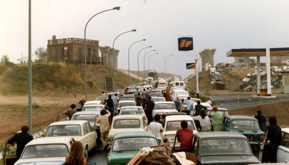 Embouteillage géant avec voitures des années 70 dans le film Le Grand Embouteillage