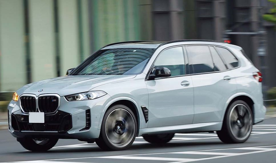 BMW X5 en mouvement en ville, SUV premium gris sur route urbaine