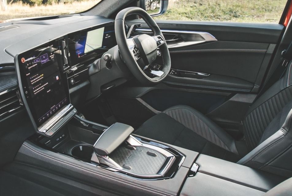 Intérieur Renault Rafale avec écran central vertical et poste de conduite moderne