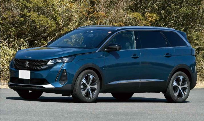 Peugeot 5008 bleu stationné, grand SUV familial vu de profil