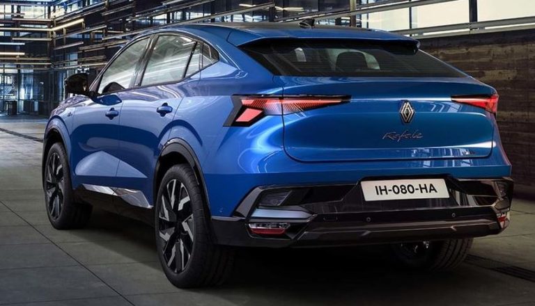 SUV Renault Rafale bleu vu de trois quarts arrière dans un environnement moderne