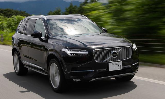 Volvo XC90 noir en circulation, grand SUV haut de gamme sur route
