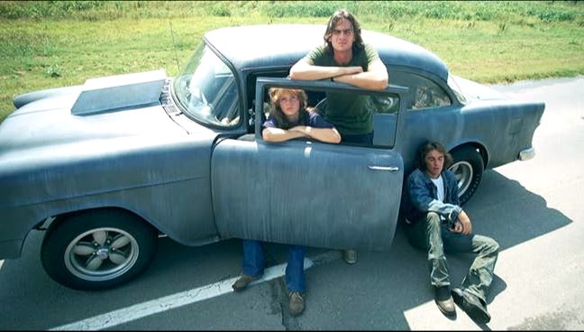 acteurs autour de la Chevrolet 150 dans le film Macadam à deux voies