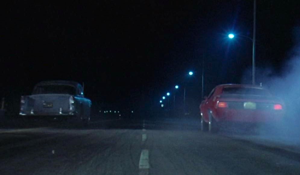 course nocturne entre Chevrolet et Pontiac GTO dans Macadam à deux voies