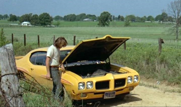 Pontiac GTO capot ouvert avec moteur visible dans Macadam à deux voies