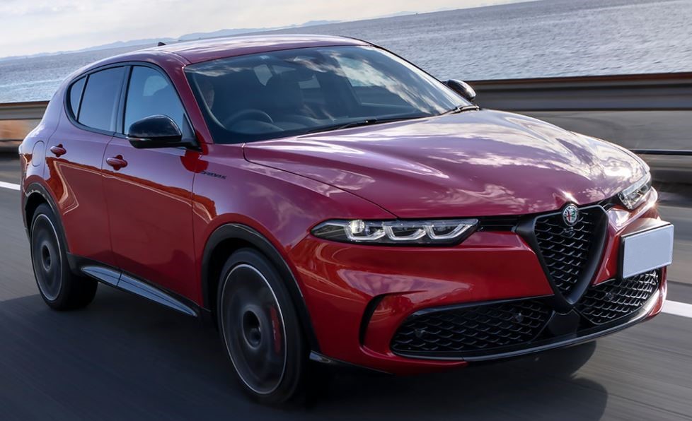 Alfa Romeo Tonale rouge en mouvement sur route, SUV compact récent