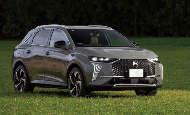 DS 7 gris stationné en extérieur, SUV premium de DS Automobiles