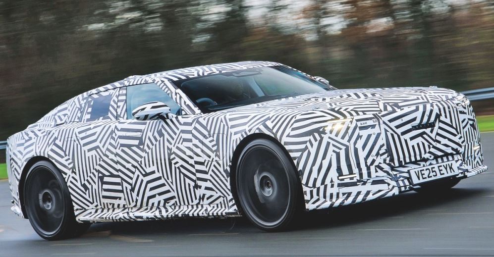 Prototype Jaguar camouflé en test sur route, futur modèle électrique
