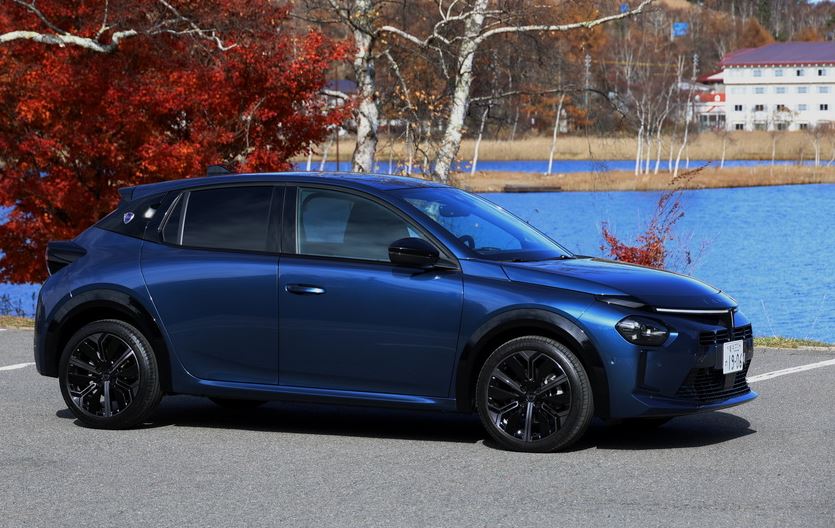 Lancia Ypsilon moderne bleue vue de profil, citadine récente