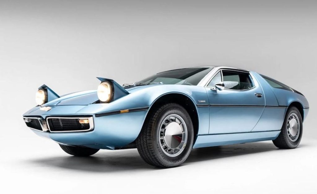 Maserati Bora bleue avec phares escamotables relevés en studio