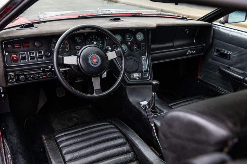 Habitacle de Maserati Bora avec tableau de bord et boîte manuelle