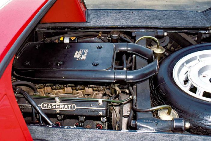 Moteur V8 Maserati installé en position centrale sur Bora