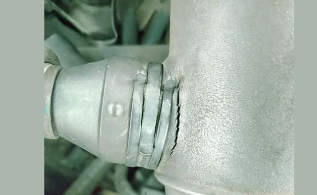 durite d’air fissurée prise d’air cause moteur qui cale au ralenti