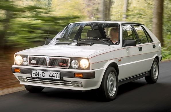 Lancia Delta HF Integrale en mouvement symbole de l’âge d’or en rallye