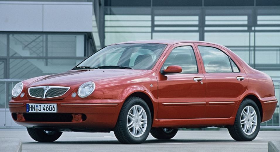 Lancia Lybra berline des années 2000 représentant la période de déclin