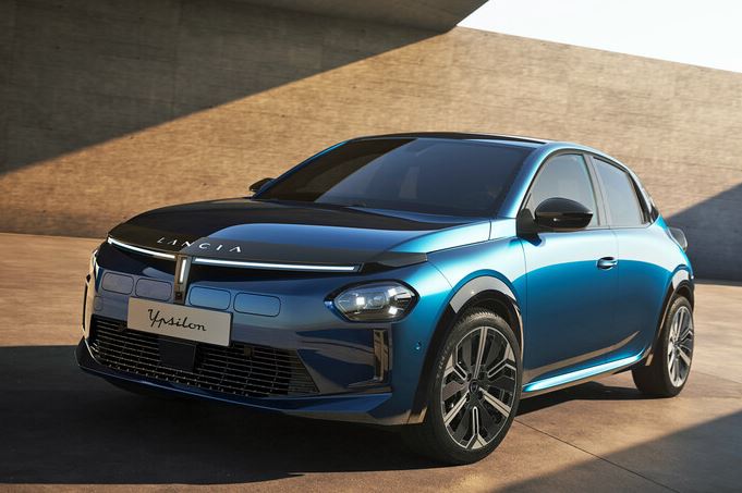 Lancia Ypsilon 2024 vue de trois quarts illustrant le renouveau de la marque