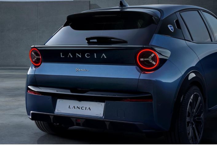 Arrière de la Lancia Ypsilon 2024 avec signature lumineuse moderne