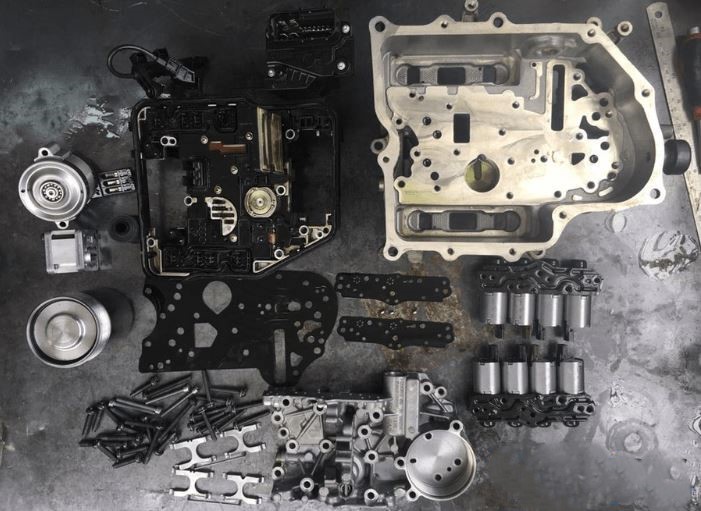 mecatronique DSG demontée avec electrovanne et circuit hydraulique visible