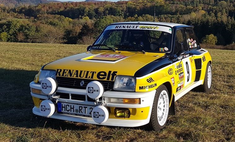 Renault R5 Turbo 2 profil gauche mettant en valeur ses ailes élargies