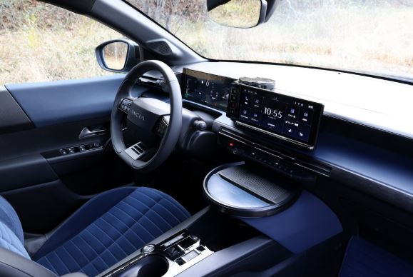 Intérieur de la nouvelle Lancia Ypsilon avec écran central et ambiance premium
