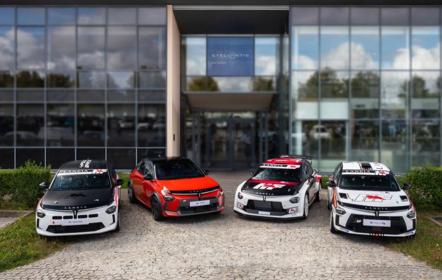 Présentation des modèles Lancia devant un showroom Stellantis lors du retour de la marque