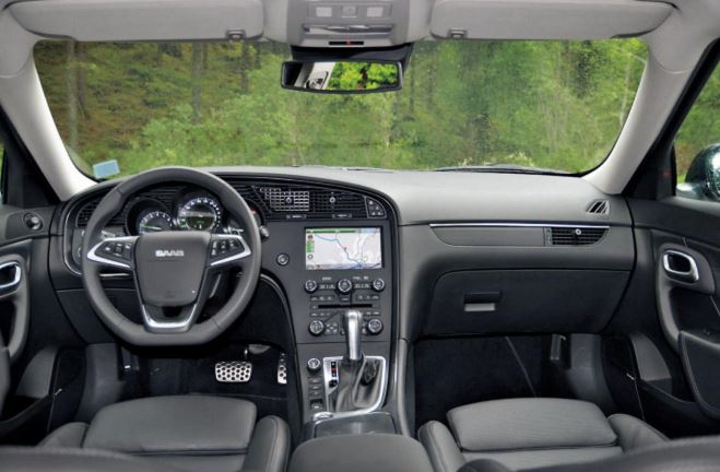 Intérieur Saab 9-5 avec tableau de bord orienté conducteur et écran central